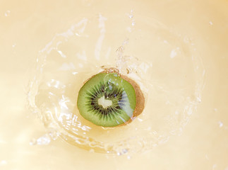 SALPICADURA DE KIWI VERDE EN AGUA
