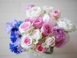 ピンクの花と青い花飾り