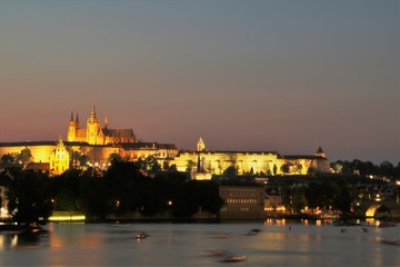 カレル橋とプラハ城の夜景