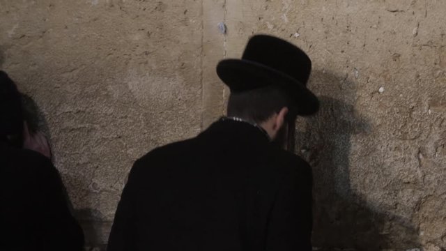 Orthodox worships to the wall of crying, Jewish faith
