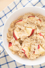Oatmeal and sliced ​​apples