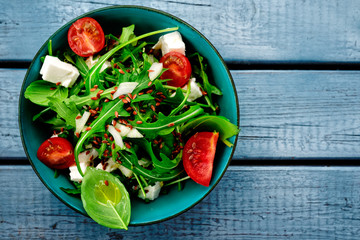 salat von oben auf blauen holzbrettern