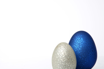 blaues und silbernes Ei mit Glanz