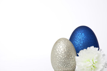 blaues und silbernes Ei mit Glanz