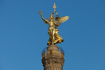 Fototapeta na wymiar Victory Column angel Goldelse monument in Berlin Tiergarten in front of deep blue sky