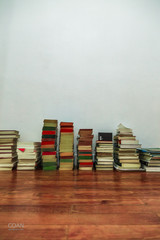 livres empilés sur plancher