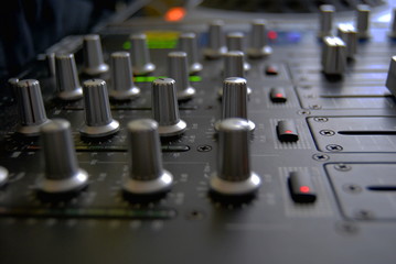 una mesa de mezclas es la herramienta de trabajo de un DJ