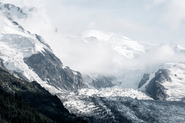 Fototapeta na wymiar Brume sur le Mont-Blanc