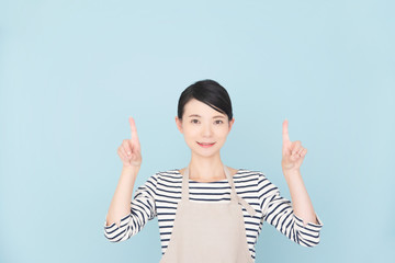 エプロンの女性