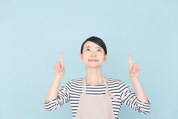 エプロンの女性