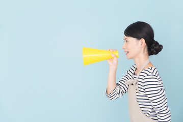 エプロンの女性