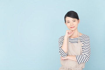 エプロンの女性