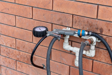 Tire inflation hose with manometer