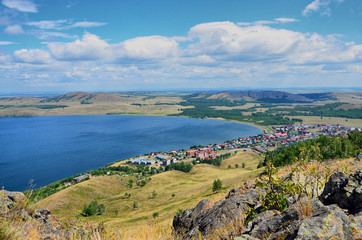 Obraz premium Lake Yaktykul is a favorite vacation spot of the inhabitants of the southern Urals. There are holiday homes,sanatoriums, bungalows.