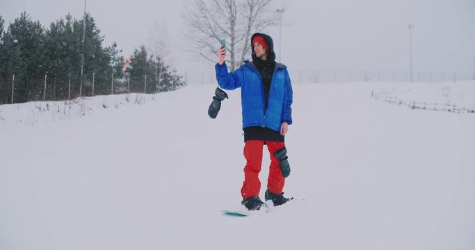 Use your smartphone to take pictures of landscapes while snowboarding on the ski slope
