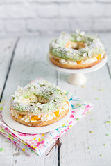 Eclair rings with a cream and canned peaches
