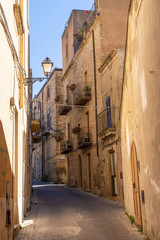 Fototapeta na wymiar Rue du village d'Enna, Sicile, Italie