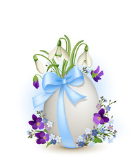 Osterei mit Schleife und Frühlingsblumen, Schneeglöckchen, Veilchen und Vergissmeinnicht, Osterkarte für Ostergrüße, Vektor Illustration isoliert auf weißem Hintergrund