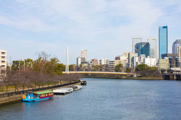Obraz premium 大阪城公園から見た風景、街並み