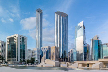 Architecture de la ville moderne et gratte-ciel célèbres d& 39 Abu Dhabi avec de beaux nuages, World Trade Center UAE