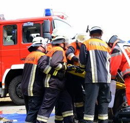 Gemeinsam stark. Feuerwehr und Rettungsdienst bei einer gemeinsamen &Uuml;bung.