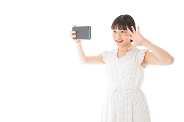 スマートフォンを使う若い女性