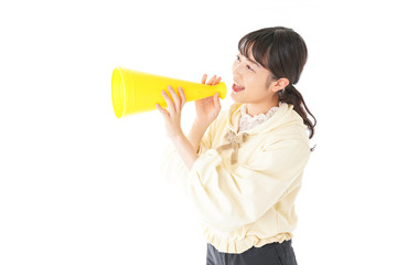 応援をする若い女性