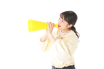 応援をする若い女性