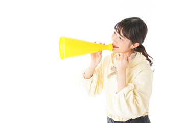 応援をする若い女性