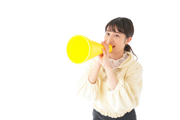 応援をする若い女性