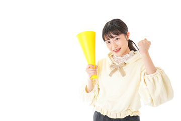 応援をする若い女性