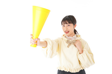 応援をする若い女性