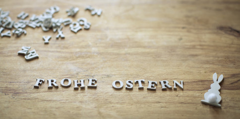 weiße Holzbuchstaben bilden die Worte 