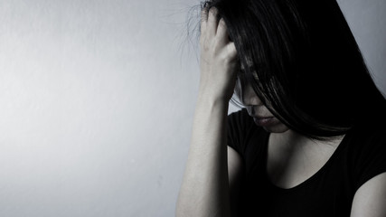 Obraz premium Azjatki są smutne i zestresowane.