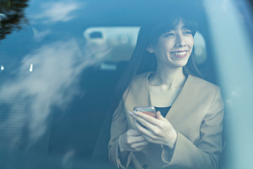 窓の外をみる女性