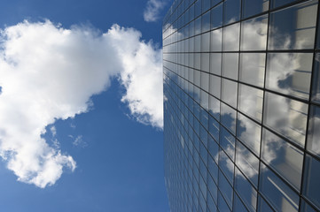 Fototapeta na wymiar Facade vitrée d'immeuble sur fond de ciel bleu