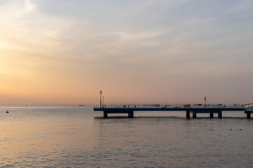 Obraz premium 桟橋と春の午後の海 千葉県市原市五井海岸