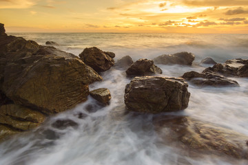 Obraz premium Beautiful natural seascape wave hit the rock during sunset