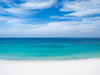 Fototapeta na wymiar 真夏の青空と神津島の前浜海岸のエメラルドグリーンの海　８月