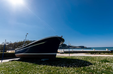 barca editada para no ser reconocida junto al mar y cielo despejado