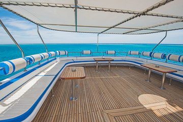 Obraz premium Table and chairs on sundeck of a luxury motor yacht