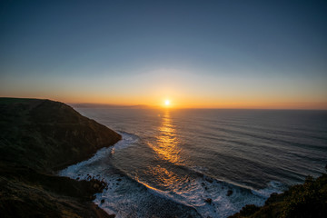 paisaje del mar desde una montaña con atardecer