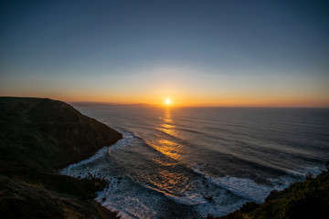Obraz premium paisaje del mar desde una montaña con atardecer