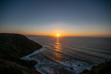 paisaje del mar desde una montaña con atardecer