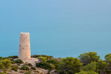 Fototapeta na wymiar Torre de la Corda junto al mar Mediterráneo. Oropesa. Castellón. Comunidad Valenciana. España