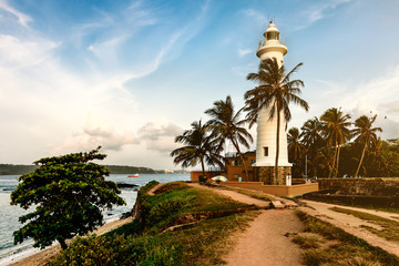 Fototapeta na wymiar white lighthouse on the seashore