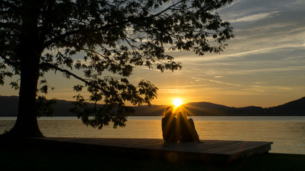 Verliebtes Paar am See bei Sonnenuntergang in Österreich