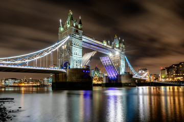 Die geöffnete Tower Bridge in London bei Nacht, Großbritannien