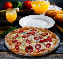 Pizza mozzarella with dried tomato