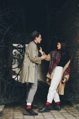 Obraz premium A trendy couple in a gloomy city